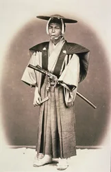 Japanischer Hofbeamter oder Samurai, ca. 1870er Jahre (handkolorierter Albumindruck)